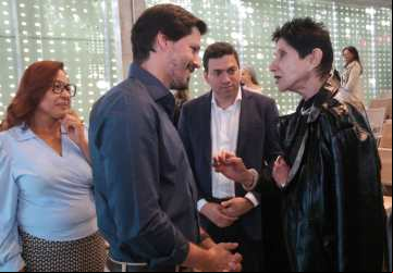 Daniel Vilela e secretário da Secti, José Frederico Lyra Netto, recebem a pesquisadora, que está em Goiás para implantação do programa Levemente 