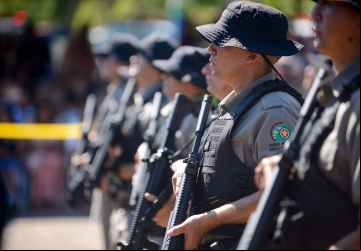Policial Penal recebe colete antibalístico adquirido com recursos do Governo de Goiás