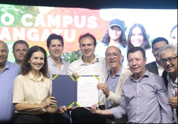 Vice-governador Daniel Vilela,o ministro da Educação, Camilo Santana, o deputuado federal José Nelto e a prefeita Vanusa Valadares assinam ordem de serviço para construção do novo campus do IF Goiano 