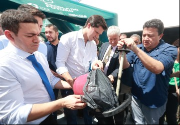 Vice-governador Daniel Vilela e titular da Secti, José Frederico, entregam biodigestor à Escola do Futuro de Valparaíso de Goiás