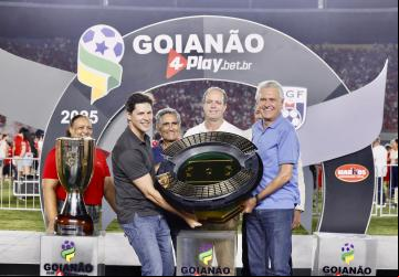 Governador Ronaldo Caiado e vice Daniel Vilela assiste partida da final do Goianão no Estádio Serra Dourada e entregam taça ao campeão Vila Nova, que venceu o Anápolis por 3 a 0. 