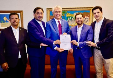 Deputado estadual, Coronel Adailton; líder do governo, deputado Talles Barreto; governador de Goiás, Ronaldo Caiado; presidente da Alego, Bruno Peixoto; vice-governador, Daniel Vilela celebram lei que concede promoção a 3.307 militares da Polícia Militar e Corpo de Bombeiros 